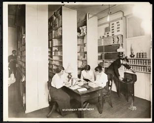 Mujeres trabajando en el departamento de papelería de Mantle Lamp Co. of America, Nueva York, 1915-16